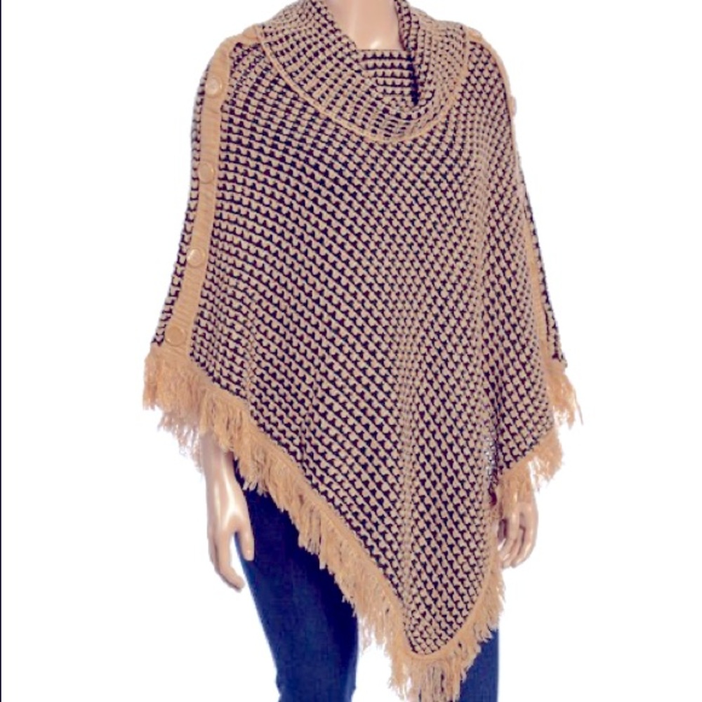 Caren Sport Black & White Geometric Fringe Poncho